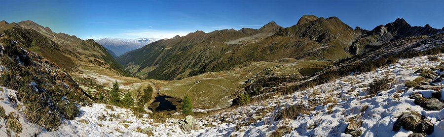 Salendo sul sent. 201 al lago di Sopra vista sul Lago Grande e Piccolo e sulla Valle Lunga